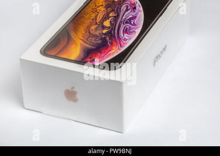 12 Oktober, 2018 - Kiew, Ukraine: Neueste Iphone XS in ungeöffneten Box auf weißer Tisch. Neuestes Apple Smartphone auf weißen Marken, in mobilen Speichern. Moderne Gadget mit Dual Camera und OLED-Display für den Verkauf Stockfoto