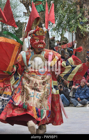 Eine maskierte Mönch führt an einer traditionellen Cham tibetisch-buddhistischen Tanz, Leh, Ladakh, Indien Stockfoto