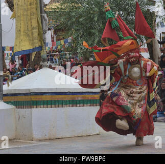 Eine maskierte Mönch führt an einer traditionellen Cham tibetisch-buddhistischen Tanz, Leh, Ladakh, Indien Stockfoto