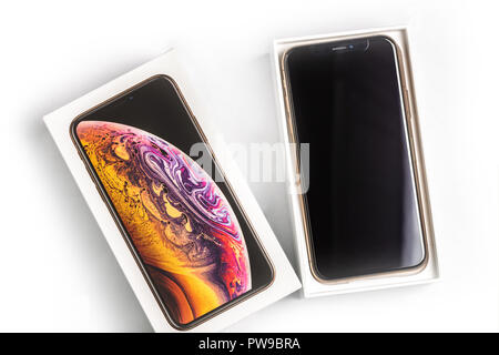 12 Oktober, 2018 - Kiew, Ukraine: Neueste Iphone XS in ungeöffneten Box auf weißer Tisch. Neuestes Apple Smartphone auf weißen Marken, in mobilen Speichern. Moderne Gadget mit Dual Camera und OLED-Display für den Verkauf Stockfoto