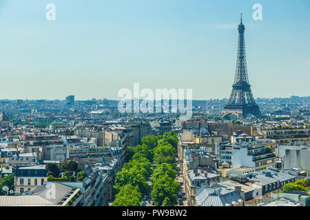 Paris im Sommer mit den Eiffelturm als zentrales Element Stockfoto
