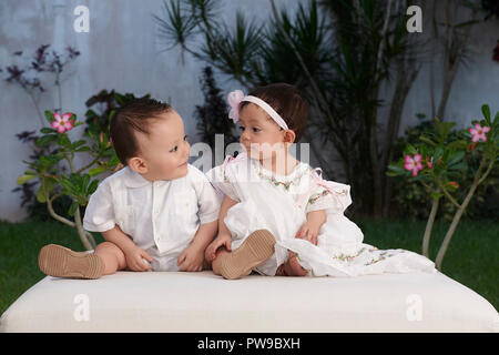 MERIDA, Yuc/MEXIKO - November 13, 2017: Portrait von Twin baby Bruder und Schwester vor ihrer Taufe in der Kirche Stockfoto