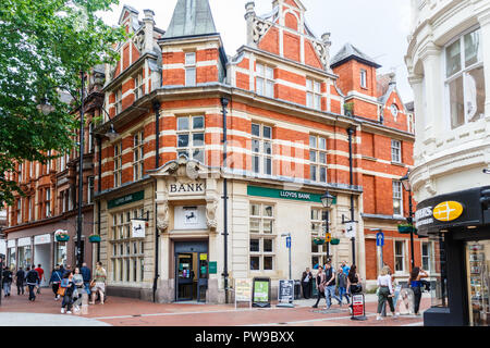 Reading, England - 1.Juni 2018: Menschen zu Fuß vorbei an Lloyds Bank. Llotds ist ein alteingesessener britischen Bank. Stockfoto