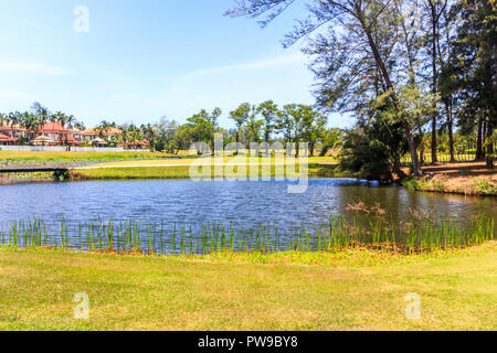 See am Laguna Golfplatz mit Gehäuse Entwicklung im Hintergrund, Phuket, Thailand Stockfoto