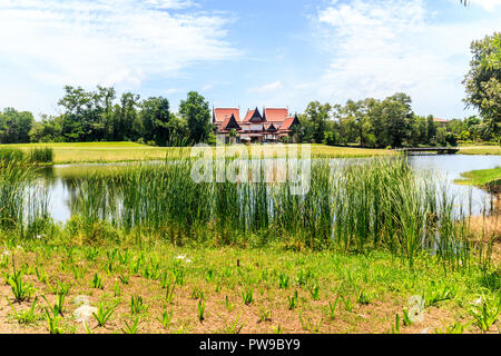 See am Laguna Golfplatz mit Gehäuse Entwicklung im Hintergrund, Phuket, Thailand Stockfoto