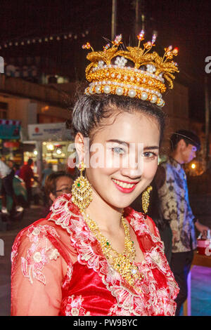 Phuket, Thailand - 1. September 2018: Thai Girl in traditionellen Baba Nonya Kostüm. Der Anlass war ein Phuket Essen Messe. Stockfoto