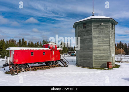 Red Caboose und Erbe Wasserturm, Lone Butte Cariboo Region, British Columbia, Kanada Stockfoto