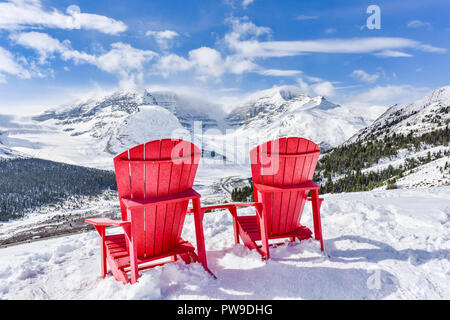 Parks Canada Red Adirondack Chairs mit Blick auf das Columbia Icefield, im Winter, Jasper National Park, Alberta, Kanada Stockfoto