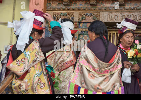 Ladakhi Frauen in traditioneller Kleidung zu einem Tara Gebet sammeln, Leh, Ladakh, Indien Stockfoto