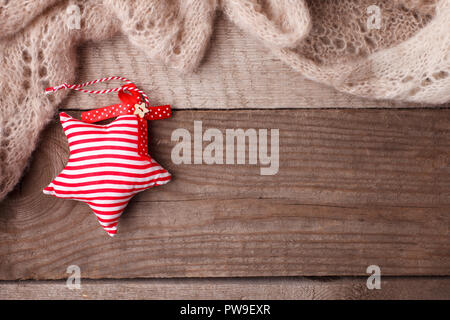 Weihnachten im Hintergrund - vintage beplankten Holz mit Wollschal und Handwerk dekorative Spielzeug Star und Freier text Raum Stockfoto