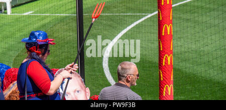 Weibliche Melbourne Dämonen Fußball Club Mitglied Unterstützer und Ventilator mit Pitchfork bei Optus Stadion 2018 AFL vorläufige endgültige Perth Western Australia. Stockfoto