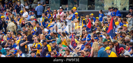 West Coast Eagles Football Club und Melbourne Dämonen Mitglieder Fans und Unterstützer bei Optus Stadion 2018 AFL vorläufige endgültige Perth Western Australia. Stockfoto