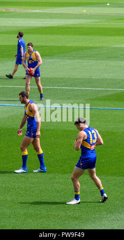 West Coast Eagles Fußballer McGovern Jack Liebling Lukas Shuey bei Optus Stadion 2018 AFL vorläufige endgültige Perth Western Australia. Stockfoto