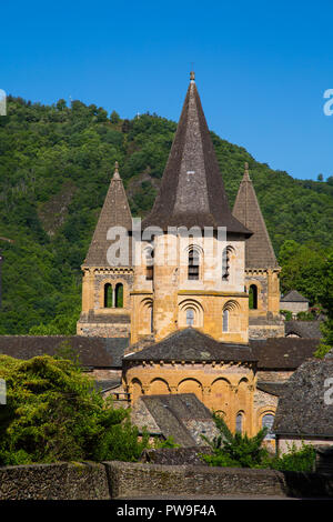 Die Abtei von Saint Foy im mittelalterlichen Dorf Conques in Frankreich Stockfoto