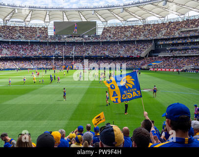 Melbourne Dämonen und West Coast Eagles Football Club bei Optus Stadion 2018 AFL vorläufige endgültige Perth Western Australia. Stockfoto