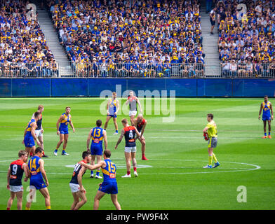 Melbourne Dämonen und West Coast Eagles Football Club bei Optus Stadion 2018 AFL vorläufige endgültige Perth Western Australia. Stockfoto