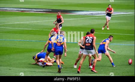 Melbourne Dämonen und West Coast Eagles Football Club bei Optus Stadion 2018 AFL vorläufige endgültige Perth Western Australia. Stockfoto