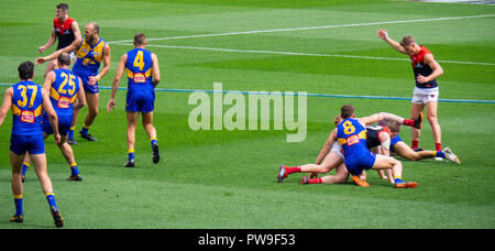 Melbourne Dämonen und West Coast Eagles Football Club bei Optus Stadion 2018 AFL vorläufige endgültige Perth Western Australia. Stockfoto