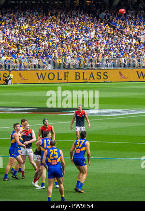 Melbourne Dämonen und West Coast Eagles Football Club bei Optus Stadion 2018 AFL vorläufige endgültige Perth Western Australia. Stockfoto