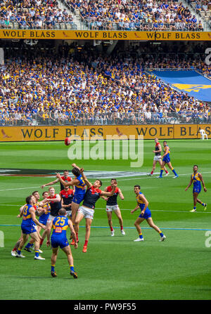 Melbourne Dämonen und West Coast Eagles Football Club bei Optus Stadion 2018 AFL vorläufige endgültige Perth Western Australia. Stockfoto