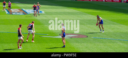 Melbourne Dämonen und West Coast Eagles Football Club bei Optus Stadion 2018 AFL vorläufige endgültige Perth Western Australia. Stockfoto