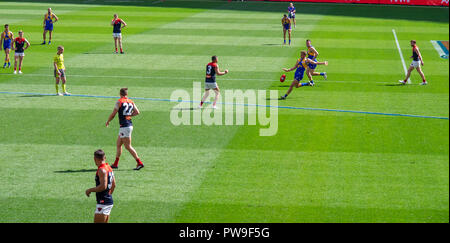 Melbourne Dämonen und West Coast Eagles Football Club bei Optus Stadion 2018 AFL vorläufige endgültige Perth Western Australia. Stockfoto