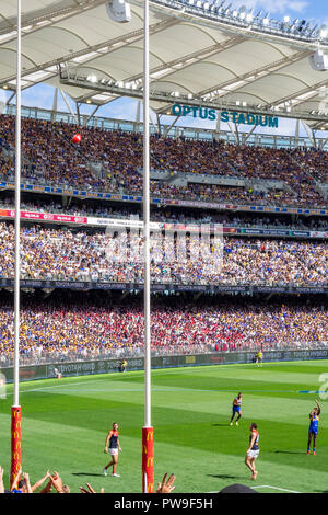 West Coast Eagles Football Club und Melbourne Dämonen Mitglieder Fans und Unterstützer bei Optus Stadion 2018 AFL vorläufige endgültige Perth Western Australia. Stockfoto