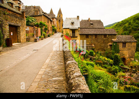 Das mittelalterliche Dorf Conques in Frankreich. Seit Jahrhunderten Pilger zu Fuß durch die Stadt, wie sie Reise auf ihrem Weg bekannt als Camino. Stockfoto