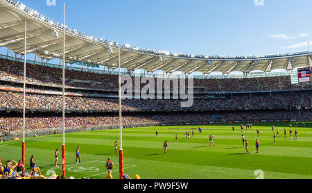 Melbourne Dämonen und West Coast Eagles Football Club bei Optus Stadion 2018 AFL vorläufige endgültige Perth Western Australia. Stockfoto