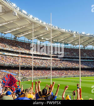 Melbourne Dämonen und West Coast Eagles Football Club bei Optus Stadion 2018 AFL vorläufige endgültige Perth Western Australia. Stockfoto