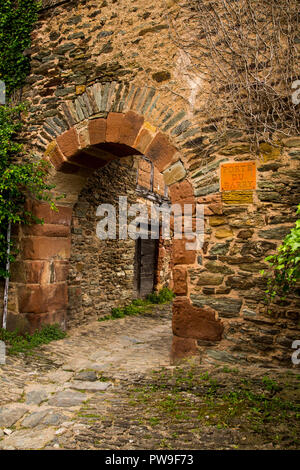 Die Porte du Barry Eingangstor im mittelalterlichen Dorf Conques in Frankreich Stockfoto