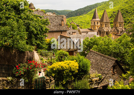 Das mittelalterliche Dorf Conques in Frankreich. Seit Jahrhunderten Pilger zu Fuß durch die Stadt, wie sie Reise auf ihrem Weg bekannt als Camino. Stockfoto