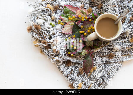 Heißer Kaffee und stricken Wolle Schal von Frau für Wintersaison auf weißem Holz- Stockfoto