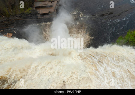 Wasserfall Schub und Spritzwasser Dynamik. Roaring tiefem Wasser Der ungezähmte Montmorency Falls. Quebec, Kanada. Stockfoto