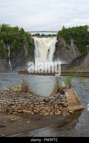 Die Kaskadierung Gewässer des Montmorency fällt in einen Abgrund zu stürzen. Eine Hängebrücke überspannt die Crest. Quebec, Kanada Stockfoto