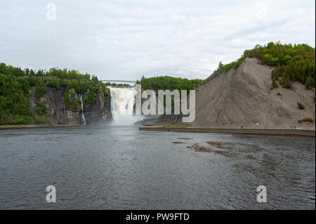 Die Kaskadierung Gewässer des Montmorency fällt in einen Abgrund zu stürzen. Eine Hängebrücke überspannt die Crest. Quebec, Kanada Stockfoto