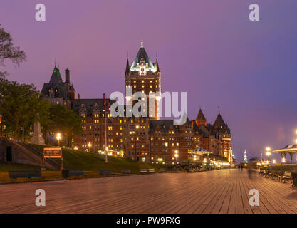 Die Esplanade auf der Terrasse Dufferin in der Dämmerung, mit Bänken, Laternen und Pavillons. Château Frontenac in den Hintergrund. Quebec City, Kanada Stockfoto