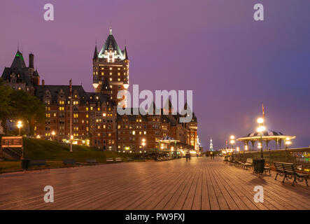 Die Esplanade auf der Terrasse Dufferin in der Dämmerung, mit Bänken, Laternen und Pavillons. Château Frontenac in den Hintergrund. Quebec City, Kanada Stockfoto