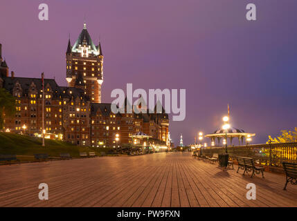 Die Esplanade auf der Terrasse Dufferin in der Dämmerung, mit Bänken, Laternen und Pavillons. Château Frontenac in den Hintergrund. Quebec City, Kanada Stockfoto