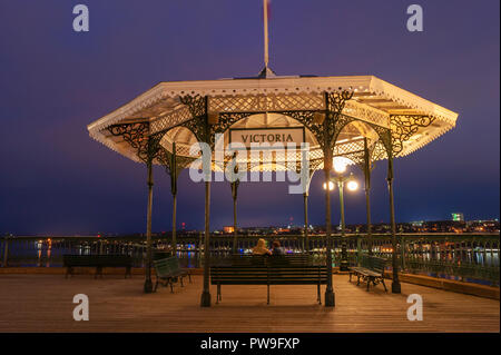 Victoria Pavillon auf der Terrasse Dufferin. Paar auf der Esplanade genießen den Blick über die St. Lawrence River in der Abenddämmerung. Die Lichter der Stadt spiegelt sich auf Wasser. Stockfoto