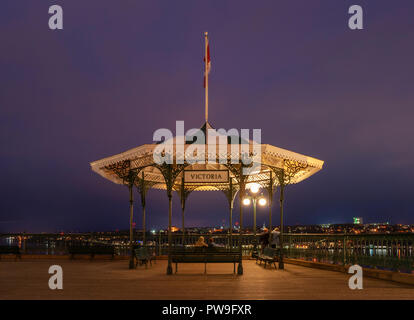 Victoria Pavillon auf der Terrasse Dufferin. Die Leute an der Esplanade mit Blick über die St. Lawrence River in der Abenddämmerung. Die Lichter der Stadt spiegelt sich auf Wasser. Stockfoto