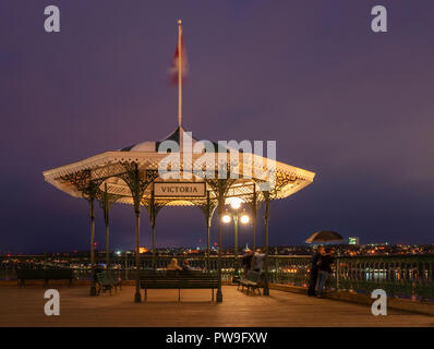 Victoria Pavillon auf der Terrasse Dufferin. Die Leute an der Esplanade mit Blick über die St. Lawrence River in der Abenddämmerung. Die Lichter der Stadt spiegelt sich auf Wasser. Stockfoto