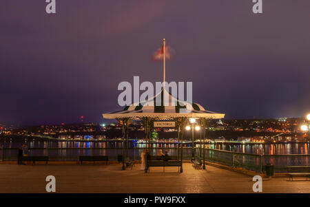 Victoria Pavillon auf der Terrasse Dufferin. Die Leute an der Esplanade mit Blick über die St. Lawrence River in der Abenddämmerung. Die Lichter der Stadt spiegelt sich auf Wasser. Stockfoto