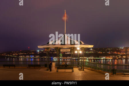 Victoria Pavillon auf der Terrasse Dufferin. Die Leute an der Esplanade mit Blick über die St. Lawrence River in der Abenddämmerung. Die Lichter der Stadt spiegelt sich auf Wasser. Stockfoto