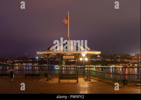 Victoria Pavillon auf der Terrasse Dufferin. Die Leute an der Esplanade mit Blick über die St. Lawrence River in der Abenddämmerung. Die Lichter der Stadt spiegelt sich auf Wasser. Stockfoto