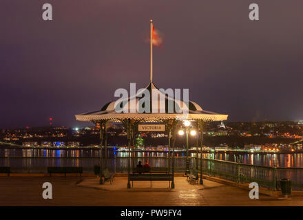 Victoria Pavillon auf der Terrasse Dufferin. Paar auf der Esplanade genießen den Blick über die St. Lawrence River in der Abenddämmerung. Die Lichter der Stadt spiegelt sich auf Wasser. Stockfoto