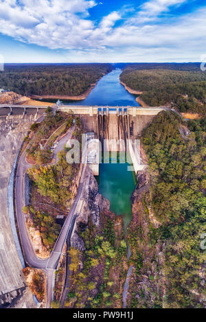 Massive konkrete Warraganba Damm auf Warragamba Fluss bilden Einzugsgebiet frisches Wasser zu Großraum Sydney zu liefern - Luftbild Panorama. Stockfoto