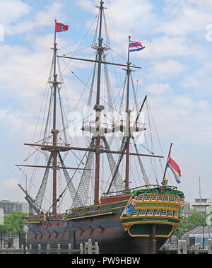 Eine Replik des 17. Jahrhunderts Segelschiff im Hafen von Amsterdam in der Nähe des Maritime Museum Stockfoto