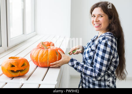 Aushöhlung ein Kürbis Halloween Laterne vorzubereiten. Stockfoto