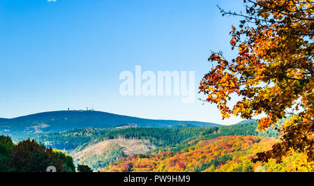 Blick auf die Landschaft des Harz mit und höchste Gipfel Brocken im Herbst Stockfoto